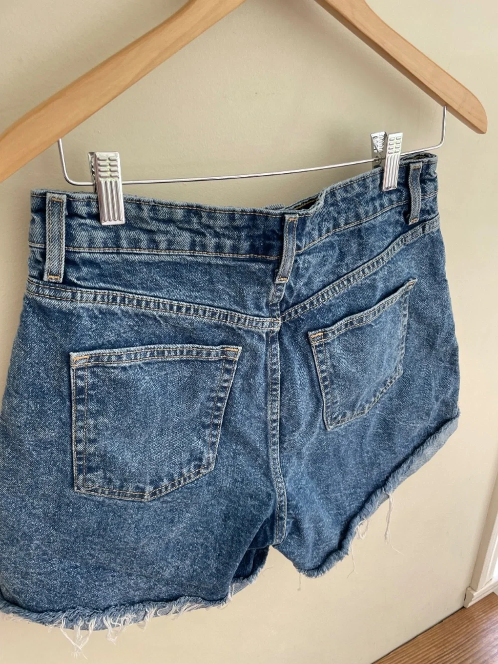 H&M | Relaxed fit blue denim raw hem high waist baggy shorts - Picture 5 of 9